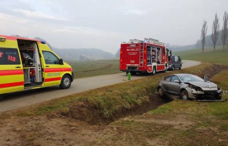 Voznica zapeljala z vozišča in se poškodovala