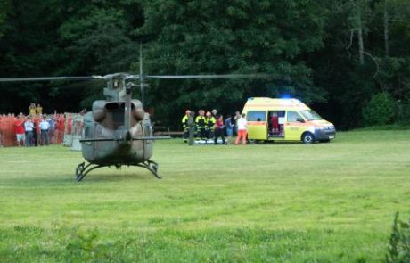 Poškodovanega mopedista v Ljubljano odpeljali s helikopterjem