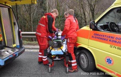 Nesreča zaprla cesto, udeležena tovornjak in osebni avto