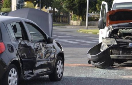 Trčili osebni vozili, dve osebi poškodovani