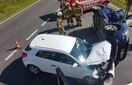 FOTO: V nesreči tri osebe poškodovane in prepeljane v UKC Maribor