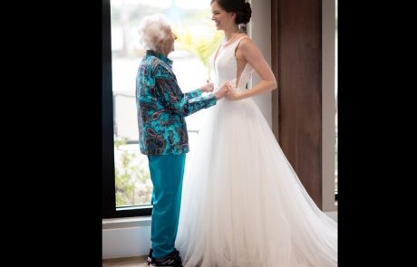 Babica (102) ni mogla priti na poroko, zato je nevesta naredila nekaj nepričakovanega