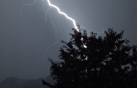 Strela v pariškem parku poškodovala 11 ljudi, kar 8 je otrok