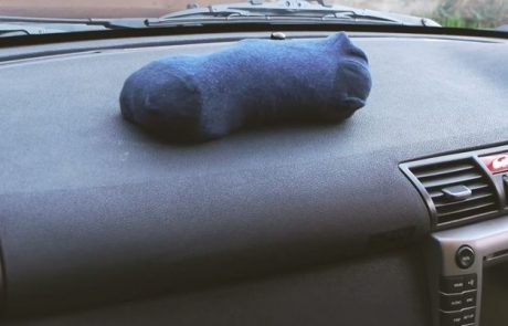 Tudi vi bi morali: Zakaj ljudje postavljajo nogavico na armaturno ploščo avtomobila
