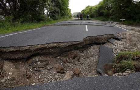 FOTO: Stresel jih je močan popotresni sunek, jez je popustil