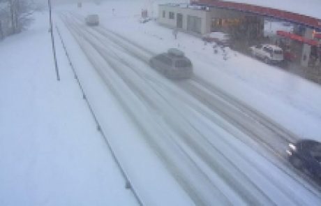FOTO: Sneg že povzroča težave v prometu