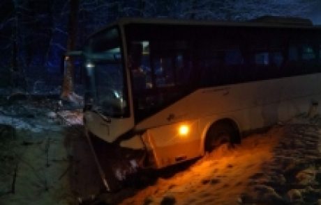 FOTO: Zapeljal pred poln avtobus potnikov, trčenje je bilo neizbežno