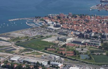 Koper: s kladivom nad Marijo