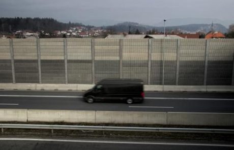 Na štajerki trčil v odbojno ograjo