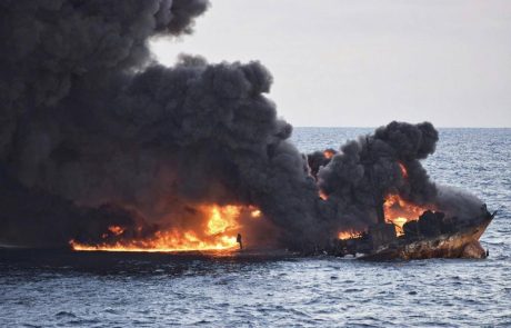 Na območju potopljenega iranskega tankerja štirje naftni madeži