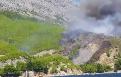 Požar pri Omišu uspešno ukrotili, gost črn dim so videli vse do Makarske