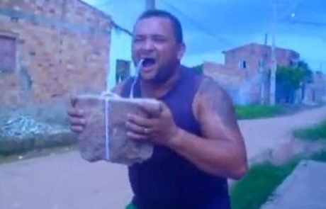 VIDEO: Moški si je zob izpulil s pomočjo opeke