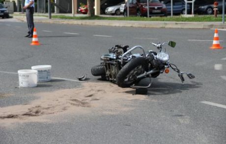 Huje poškodovanega motorista odpeljali v bolnišnico