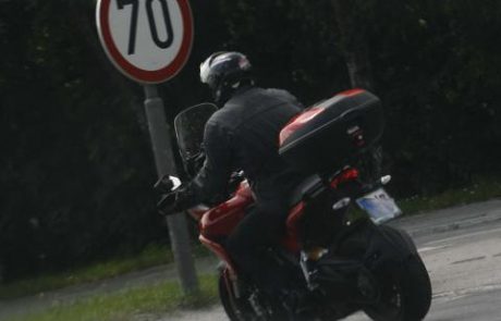 Motorist cesto zamenjal za dirkališče