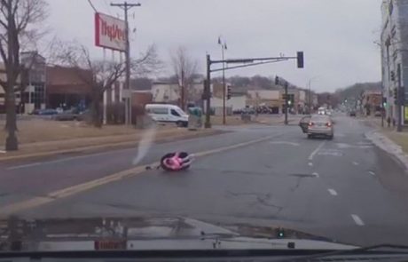 Dogodek, ki je šokiral: Deklica skupaj z otroškim sedežem padla iz avta, mama nadaljevala z vožnjo (Video)
