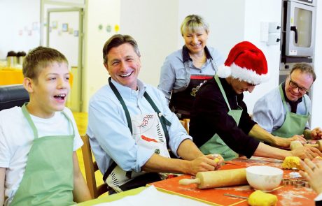 Predsednik Pahor tudi letos, že sedmič zapored, z otroki pekel božične piškote