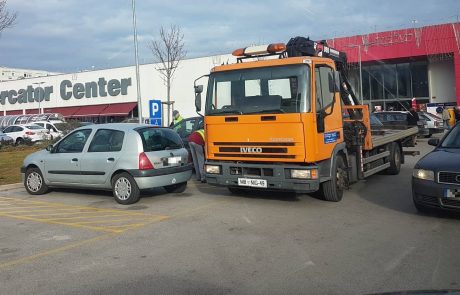 FOTO: Nakupovalna središča polna, mestni redarji pa na preži