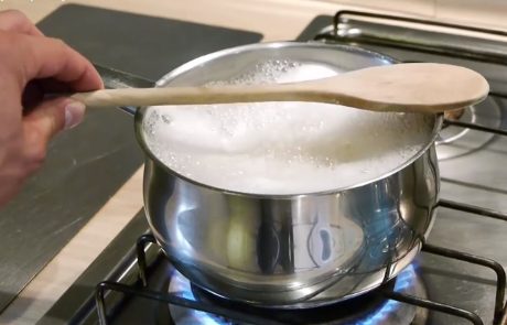 Pametni ljudje si kuhinjska opravila olajšajo s takšnimi triki (video)