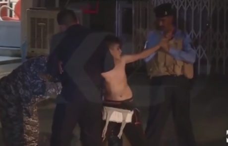 Šokantno: Policija v zadnjem trenutku z dečka odstrani samomorilski pas (Video)