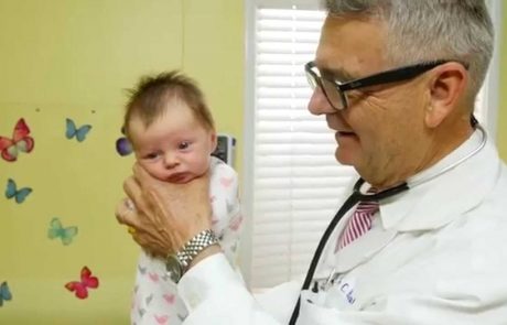 Pediater pokaže zvijačo, s katero boste utišali vsakega jokajočega dojenčka! (video)