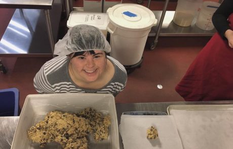 26-letnico z Downovim sindromom so zavrnili v vsaki službi: Danes je ponosna lastnica svoje pekarne