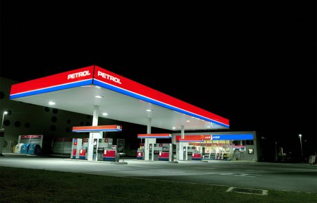 Janša ne bo podaljšal regulacije cen goriv, obetajo se hude podražitve