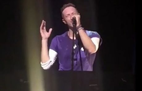 Pevec skupine Coldplay je med koncertom od oboževalke dobil nespodobno povabilo