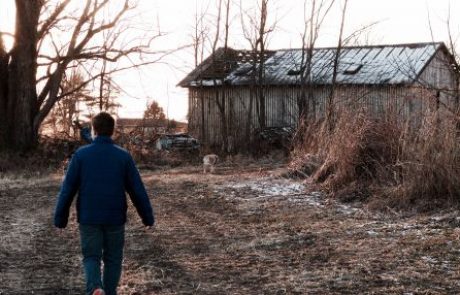 Na polju našel neeksplodiran topovski projektil in vžigalnik