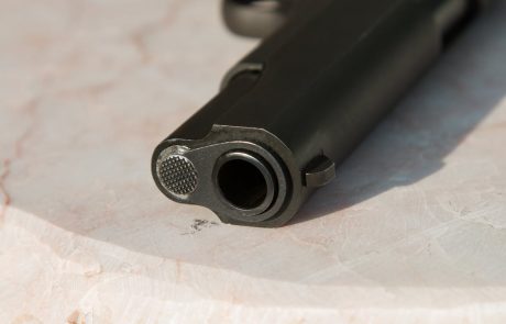 2-letnik v glavo ustreljen s predelano štartno pištolo