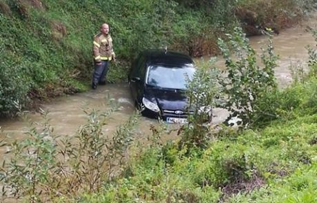 FOTO: S parkirišča z vozilom v potok