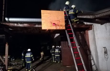 FOTO: Znano zakaj je pogorela mizarska delavnica