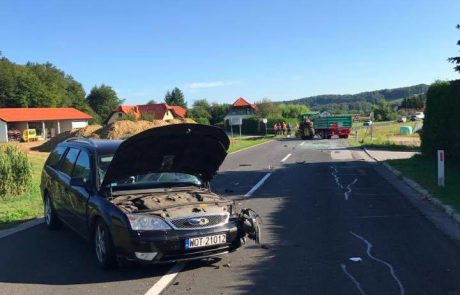 FOTO: Poljak prehiteval kolono vozil in trčil v traktor