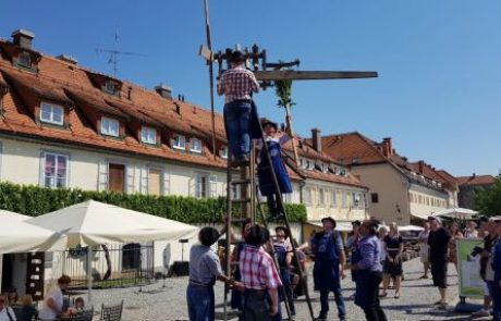 FOTO in VIDEO: Pred hišo Stare trte je simbolno zaropotal klopotec