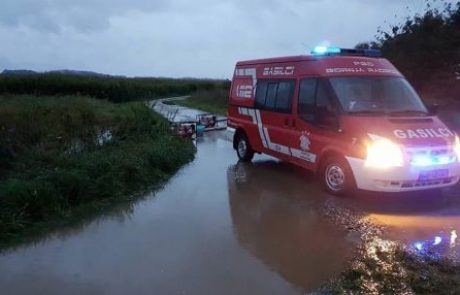 Deževje poškodovalo kleti, neurje pa ceste