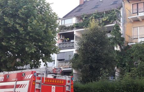 FOTO: Zagorelo v bloku v središču Maribora, gasilci že na delu