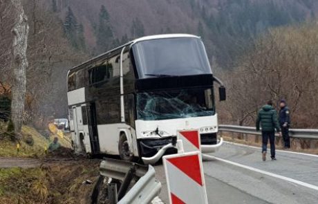 FOTO in VIDEO: Dvonadstropni avtobus zapeljal s ceste in trčil v ograjo