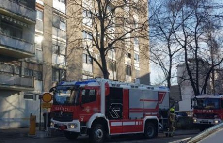 FOTO: V bloku na Strossmayerjevi vonj po plinu, gasilci na delu