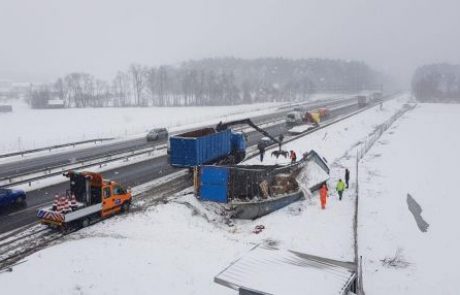 FOTO: Huda nesreča tovornjaka na Štajerki, sneženje še ne bo ponehalo