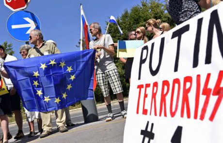 Protest Ukrajincev v Ljubljani: “Putin terorist!” in “Ustavite rusko agresijo!”