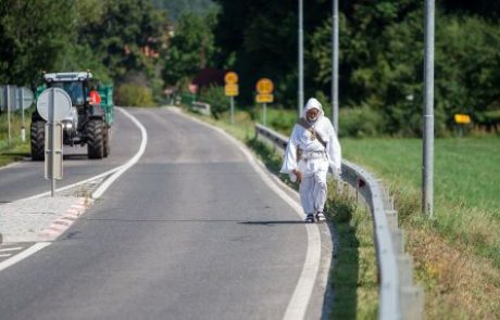 Kdo je skrivnostnež, ki v beli obleki pešači čez Štajersko?