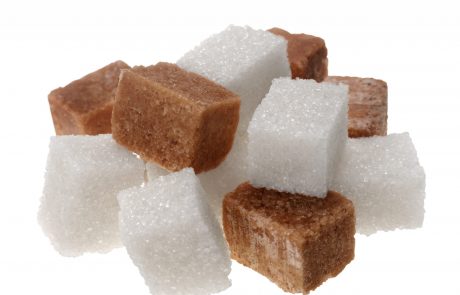 Je rjavi sladkor res bolj zdrav od belega?