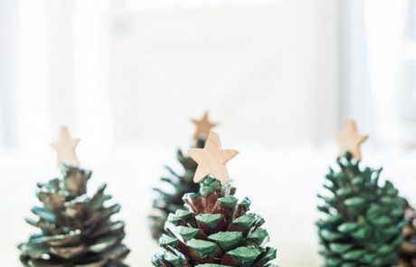 Ideje za praznično okrasitev doma: Božična drevesca iz storžev