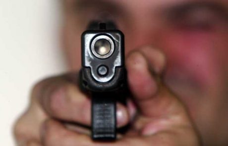 V Prištini prepirljivca potegnila pištole – v paniki poškodovanih 42 ljudi