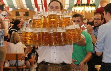 Najboljši kelnar na svetu? Nemec k mizi uspešno nesel 29 litrskih vrčev piva hkrati