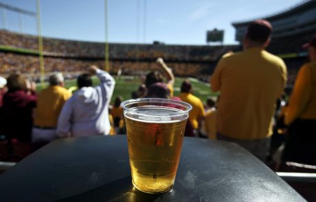 V Sloveniji bodo lahko točili alkohol na športnih prireditvah