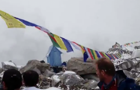 GROZA: Alpinist posnel trenutek, ko ga je zasul snežni plaz (video)