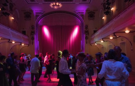 Napovedujemo : Čudovit tradicionalni predpraznični plesni dogodek v Unionski dvorani
