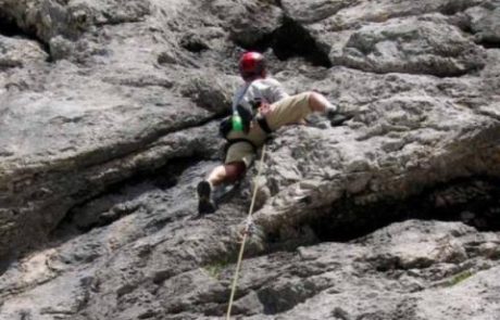 Padlega plezalca s helikopterjem prepeljali v UKC Ljubljana