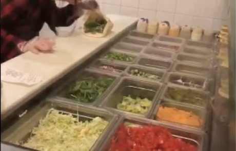 Video: Uslužbenka pljunila gostji v sendvič
