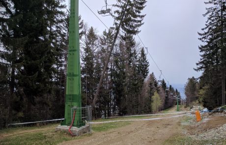 FOTO: Močan veter že povzroča težave, drevo podrlo na sedežnico